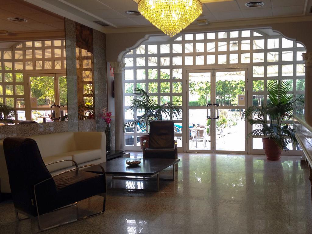 Hotel Azuqueca อาซูเกกา เด เอนาเรส ภายนอก รูปภาพ