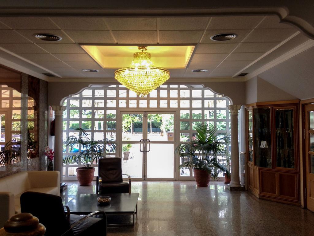Hotel Azuqueca อาซูเกกา เด เอนาเรส ภายนอก รูปภาพ