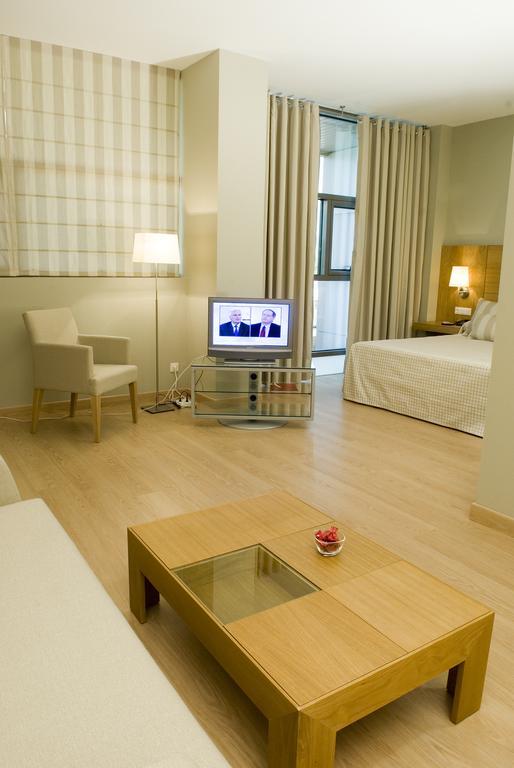 Hotel Azuqueca อาซูเกกา เด เอนาเรส ภายนอก รูปภาพ