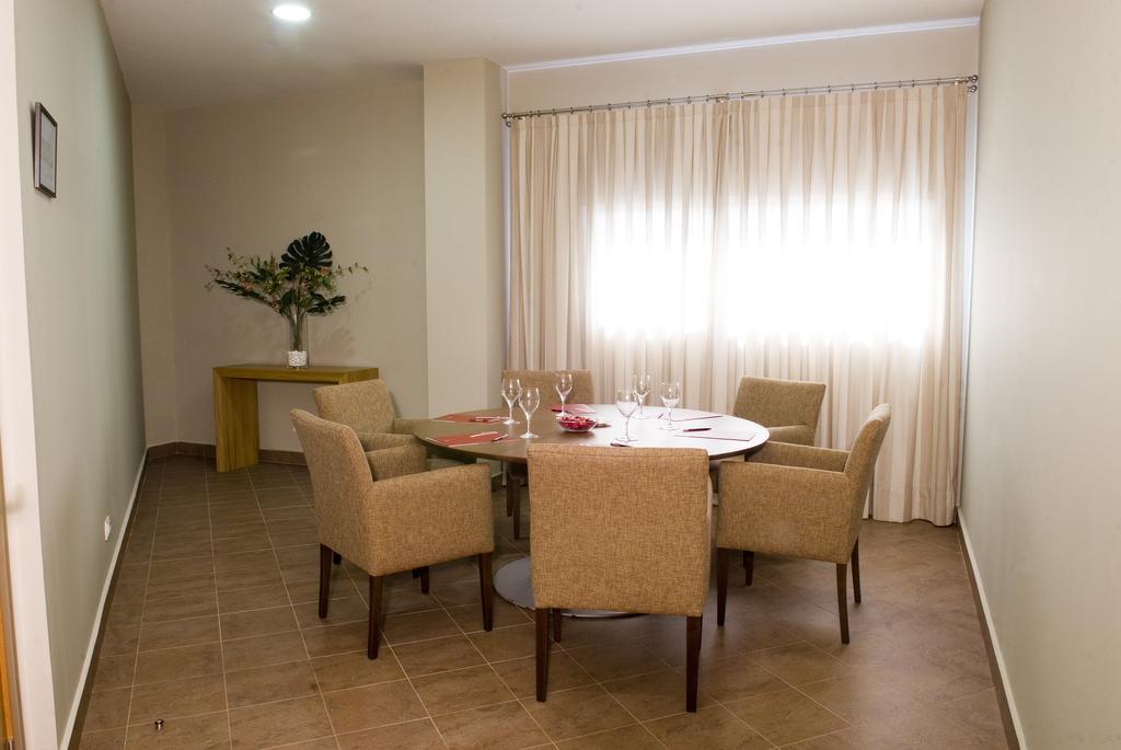 Hotel Azuqueca อาซูเกกา เด เอนาเรส ภายนอก รูปภาพ