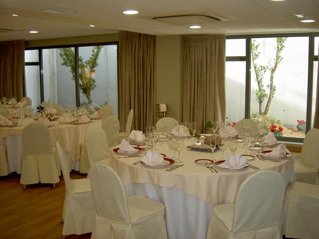 Hotel Azuqueca อาซูเกกา เด เอนาเรส ภายนอก รูปภาพ