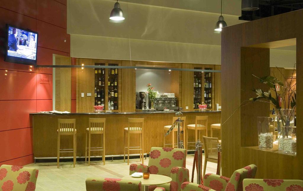 Hotel Azuqueca อาซูเกกา เด เอนาเรส ภายนอก รูปภาพ